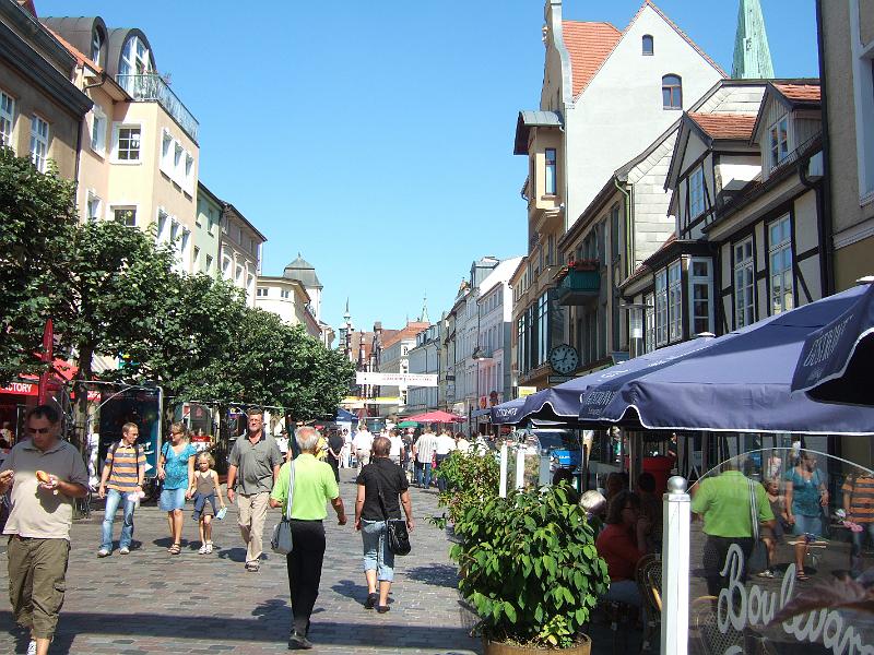 2009-08- (319).JPG - Die Einkaufsstraße von Schwerin